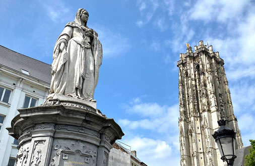Standbeeld Margaretha van Oostenrijk met de Sint-Romboutstoren